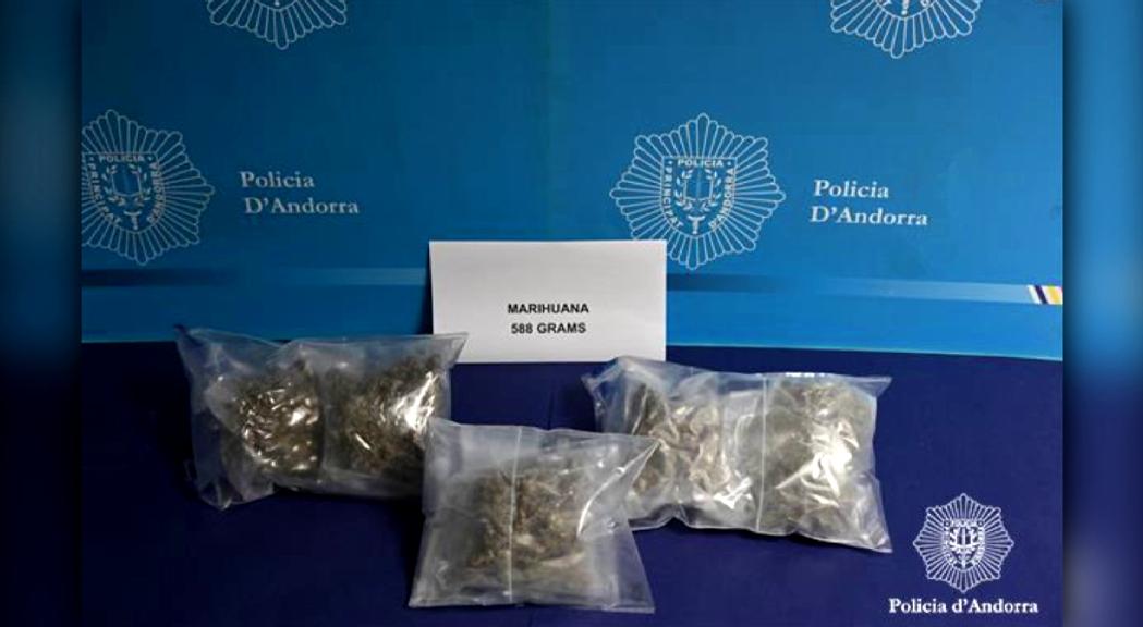 La policia deté dues persones que volien entrar al país amb prop de 600 grams de marihuana