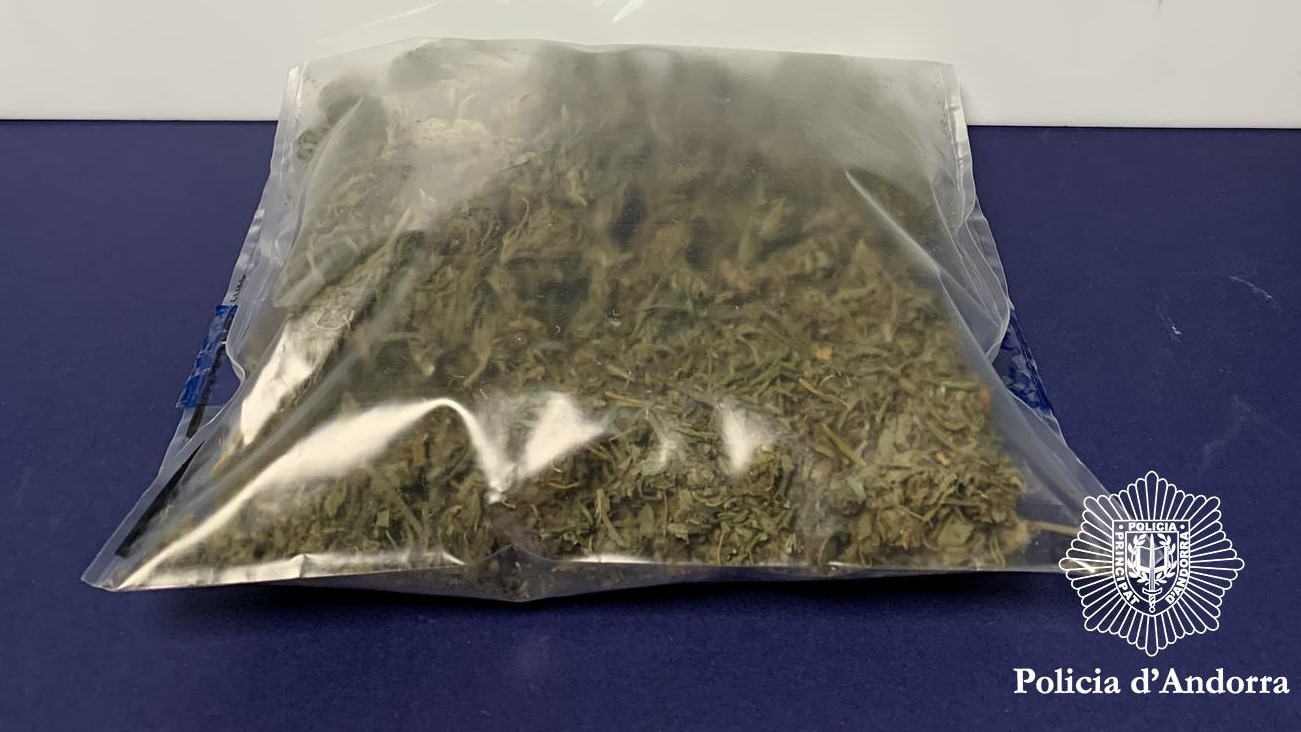 La policia deté un home per introduir 102 grams de marihuana al país