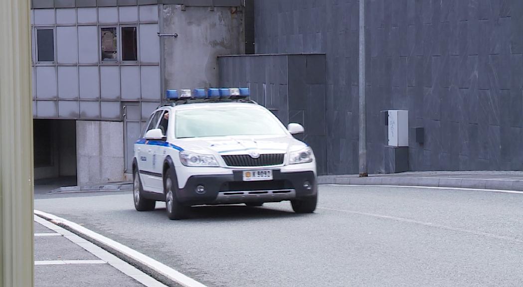 La policia deté un home que no es volia posar la mascareta correctament a demanda dels agents