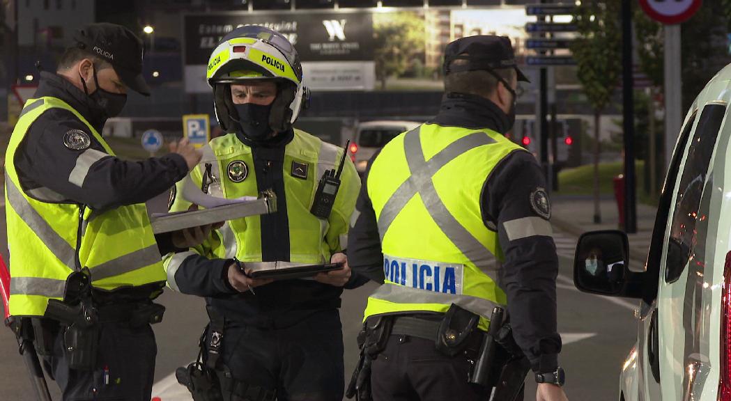 La policia deté un home per positiu en drogues i per dur un taser i una navalla al cotxe 