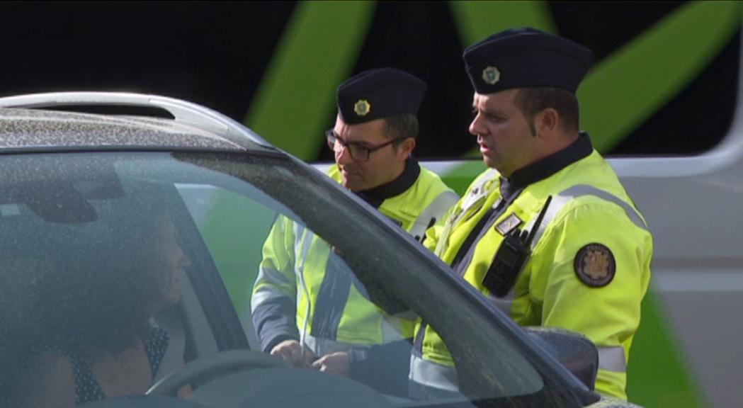 La policia sanciona 25 conductors en la campanya a les escoles