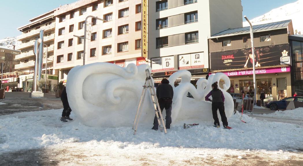 Un pop, l'escultura de gel d'exhibició al Pas de la Casa