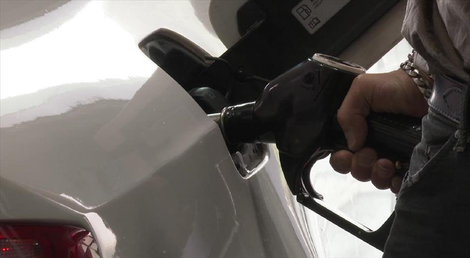 El preu dels carburants baixa prop d'un 2 i mig per cent entre de