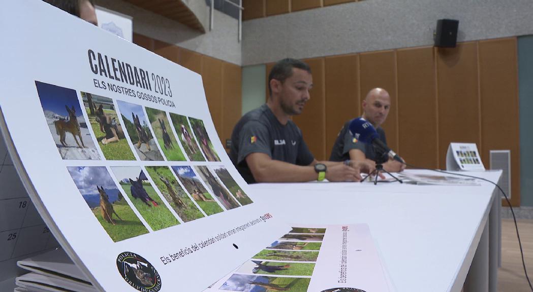 El primer calendari del grup de guies canins de la policia en favor de l'associació GosSOS