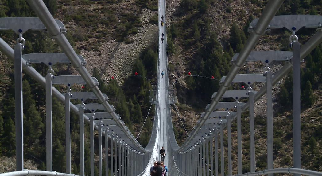 Prop de 50.000 turistes han visitat el pont tibetà aquest estiu 