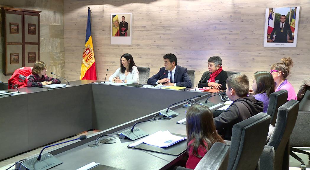 Crear un grup de voluntaris per ajudar els més necessitats i més 