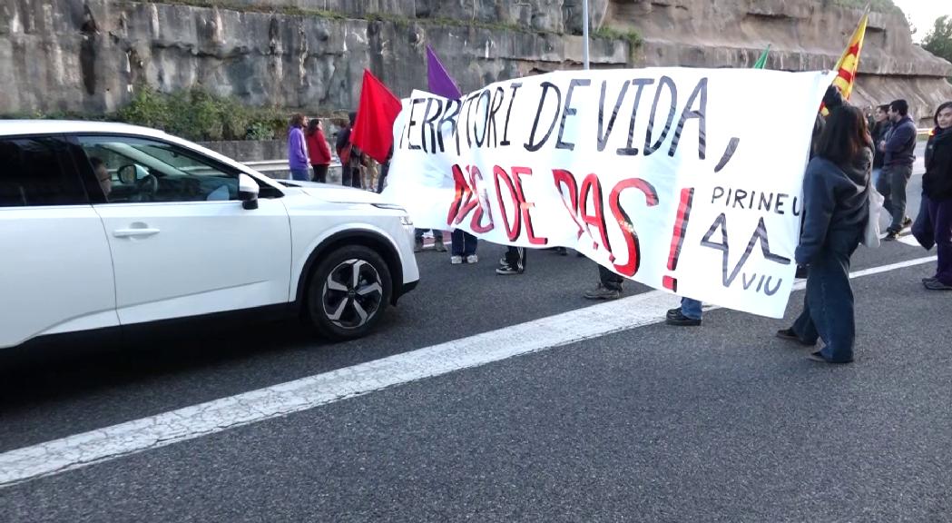 Protesta d'una setantena de membres de Pirineu Viu