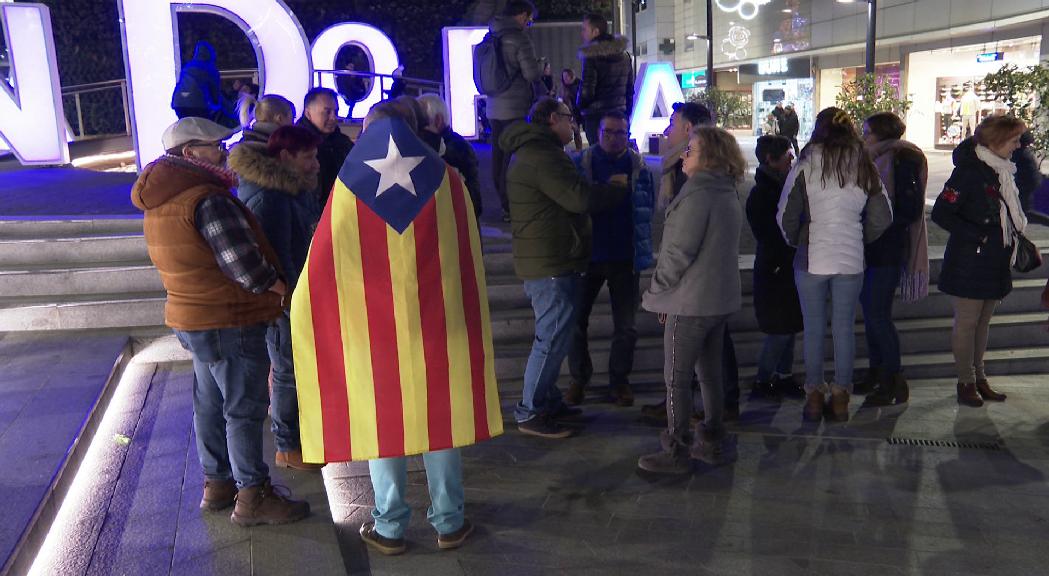 Una quinzena de persones es concentren en suport a Quim Torra en l'acció convocada per l'ANC 