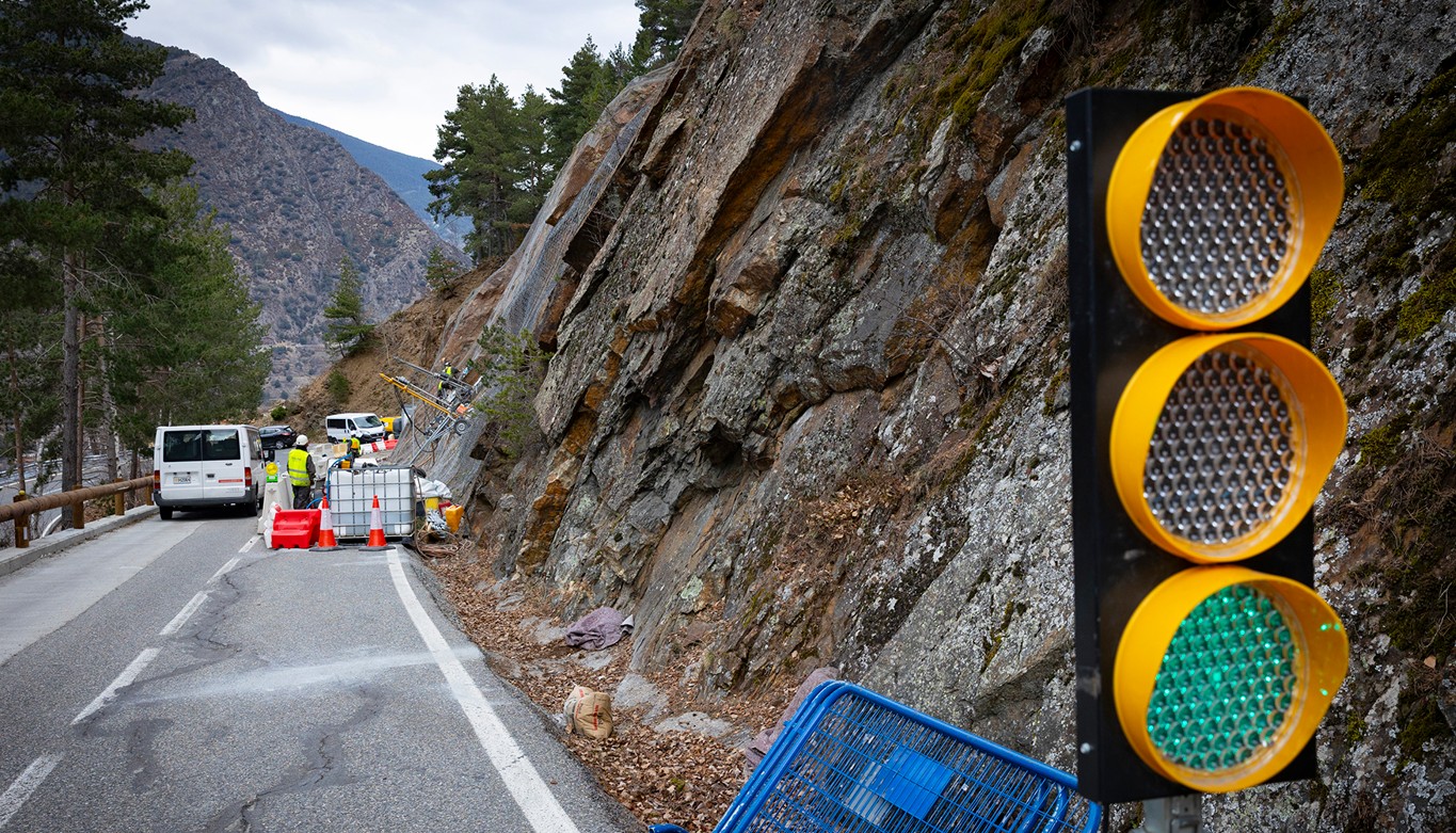 Reobertura amb pas alternatiu de la carretera de la Comella