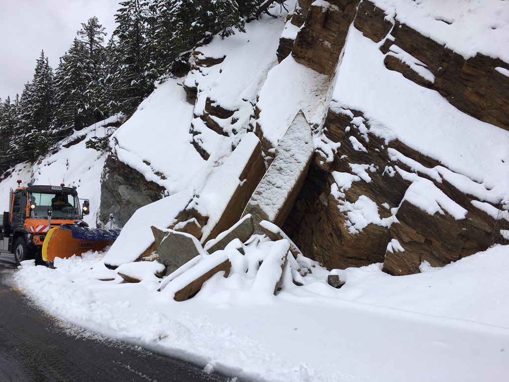 Reobre la carretera del coll de la Botella un cop assegurat el perímetre de l'esllavissada