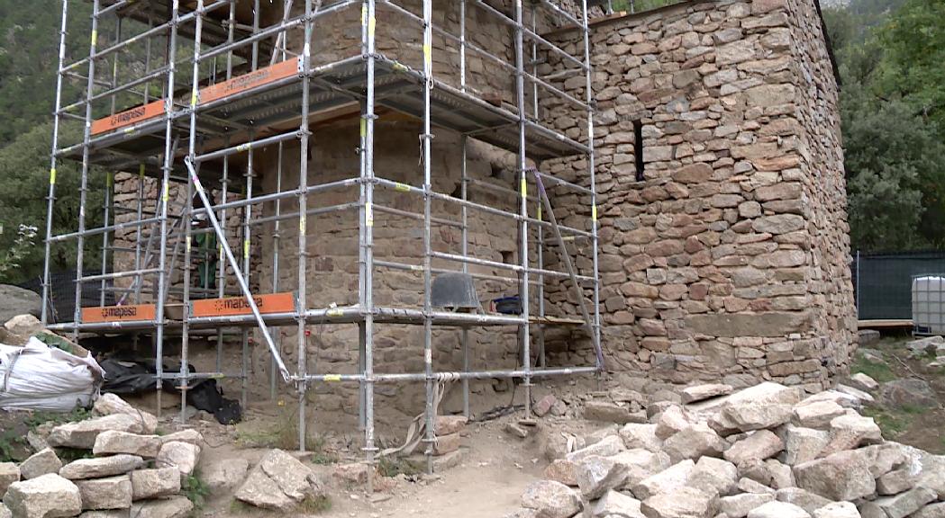 Reportatge: Pedra a pedra, així es construeix el campanar de Sant Vicenç d'Enclar