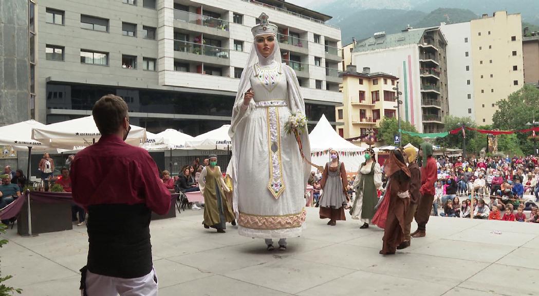 La representació de la llegenda de la Dama Blanca d'Auvinyà aplega un bon nombre d'assistents a la plaça de la Germandat