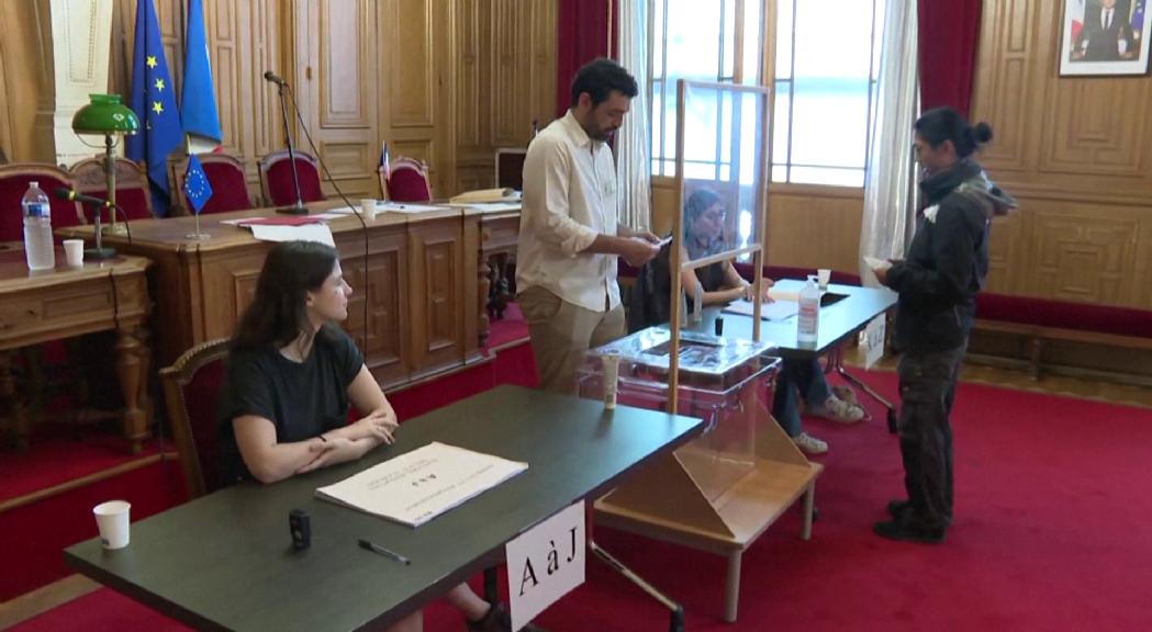 Els residents francesos escullen el seu representant a l'Assemblea Nacional en la segona volta de les legislatives