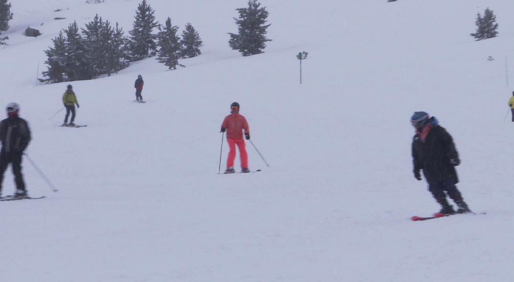 Residents i turistes omplen Ordino Arcalís en un tancament de temporada de somni