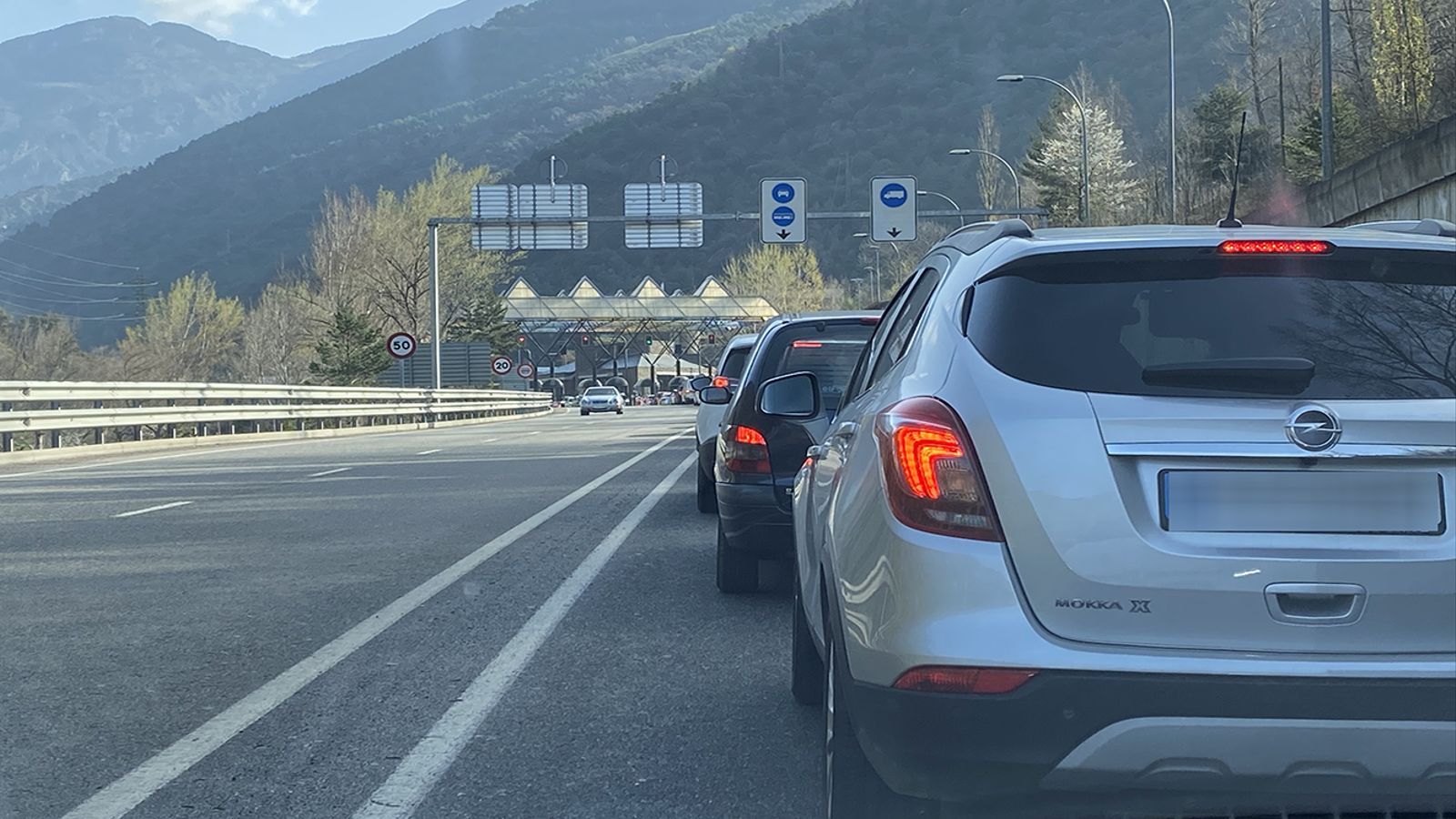 Retencions a l'N-145 per entrar a Andorra per la frontera del riu Runer