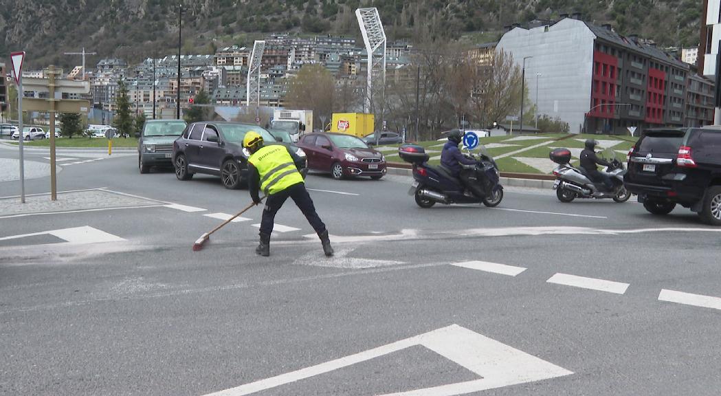 Retencions pel vessament d'oli d'un camió a la rotonda de la Comella