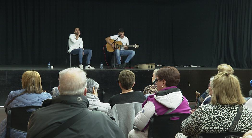 Retrobaments i música en la trobada mensual que organitza la Creu Roja per als padrins i padrines 