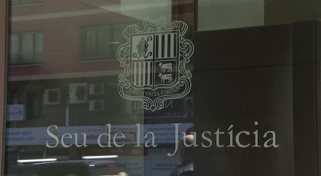 Reunió d'un grup d'advocats i exdegans per decidir com demanen la dimissió del Consell Superior de Justícia