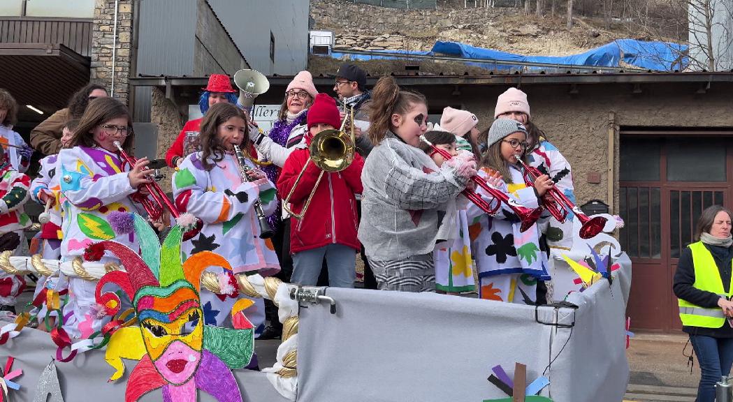 La rua dels arlequins dona la benvinguda al carnaval de Canillo