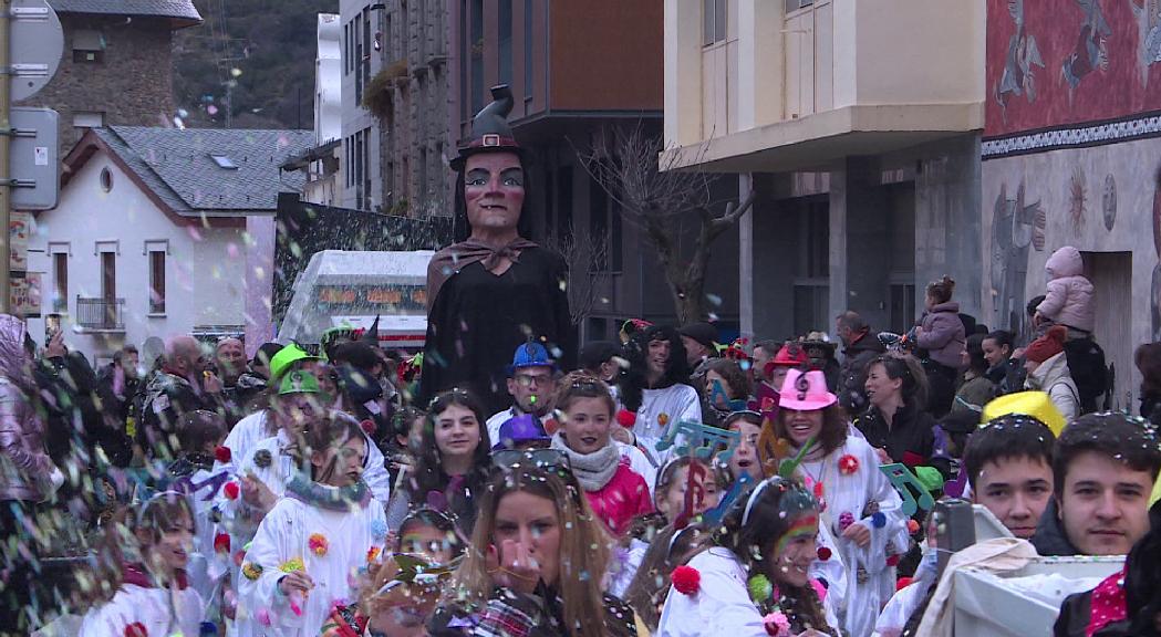 La rua de carnaval i la botifarrada omplen de festa Sant Julià de Lòria