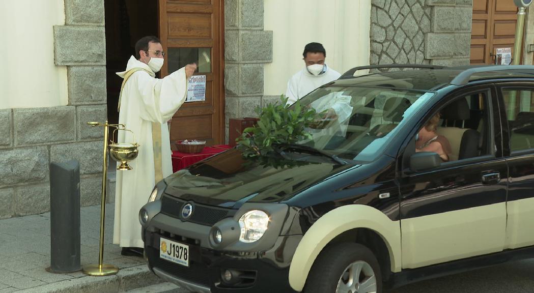 Sant Julià acull la benedicció de cotxes