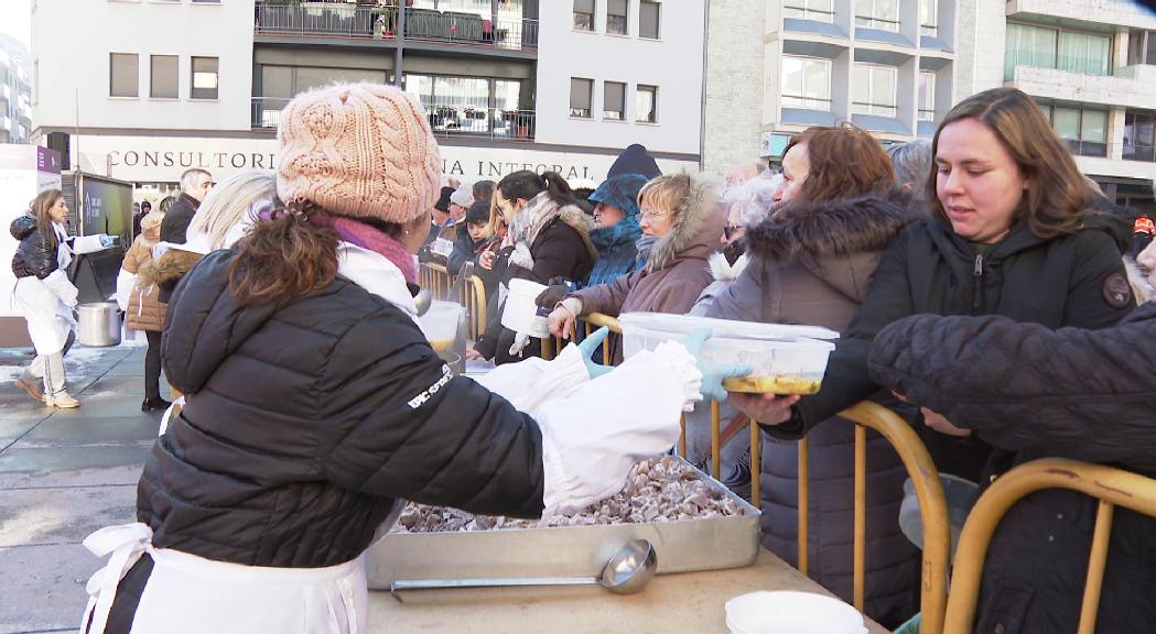 Sant Julià recupera la tradicional escudellada i reparteix 2.200 racions