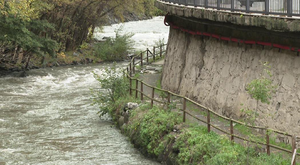 Sant Julià tanca el passeig del riu Valira