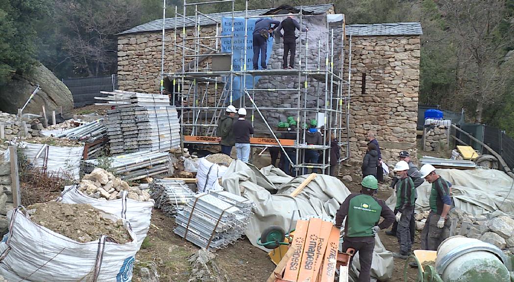 Es col·loca la primera pedra de la fase final de reconstrucció del campanar de Sant Vicenç d’Enclar