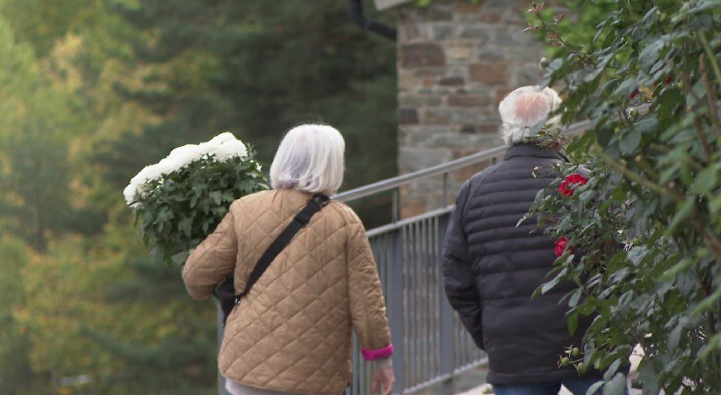 Un Tot Sants sense aglomeracions al cementiri