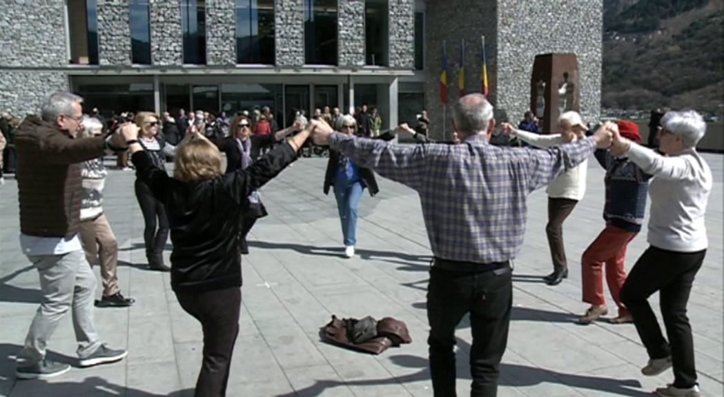 Les sardanes posen el fermall a un matí cultural a la plaça del Consell General