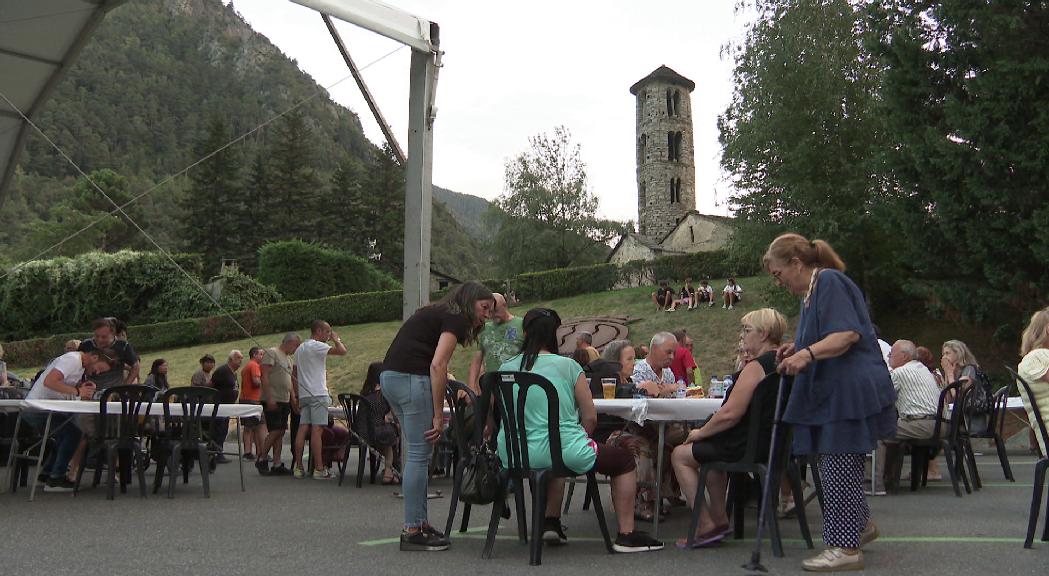 La sardinada popular de Santa Coloma omple el pàrquing d'Enclar