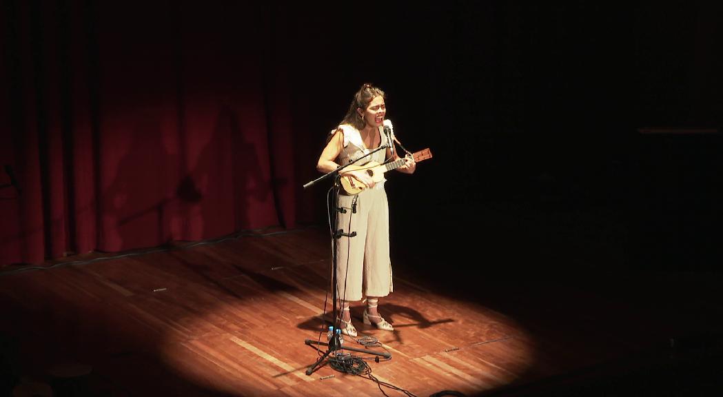 Una seixantena de persones escolten les cançons populars menorquines d'Anna Ferrer