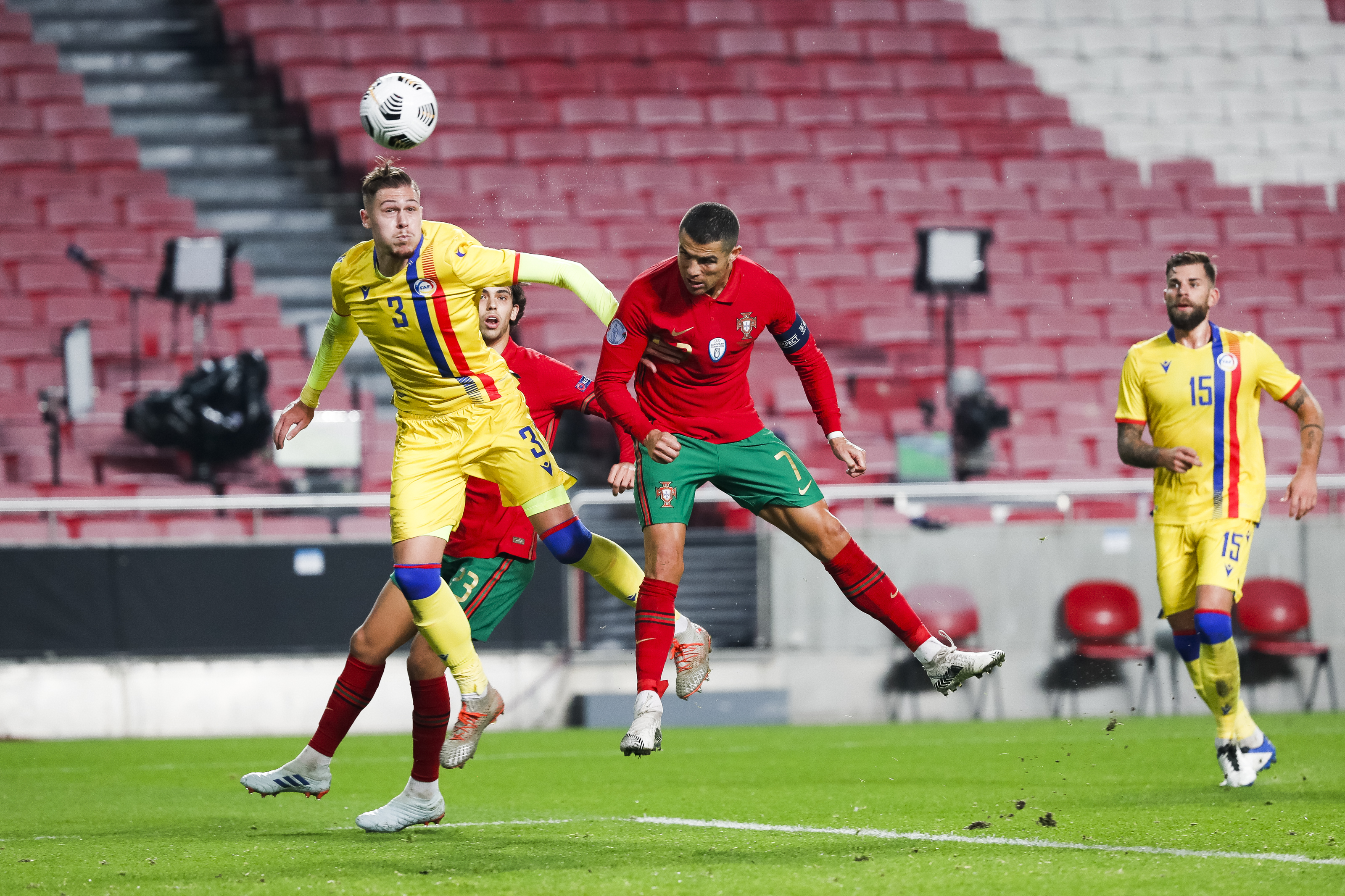 La selecció de futbol va perdre per un contundent 7 a 0  contra Portugal, en un amistós a l'Estadi Da Luz