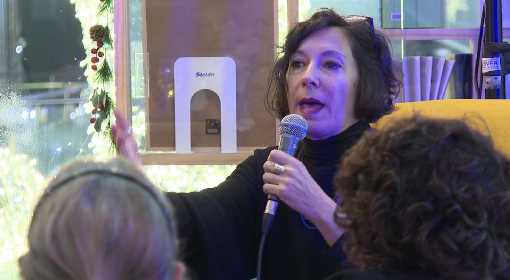  Simona Levi presenta el seu llibre 'Digitalització democràtica' i critica el poder de les multinacionals en la tecnologia 