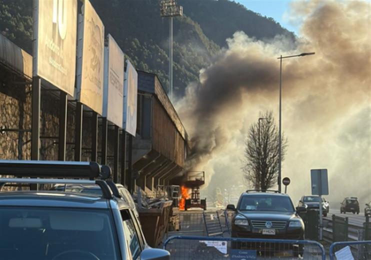 Aparatós incendi d'un muntacàrregues a l'Estadi Comunal