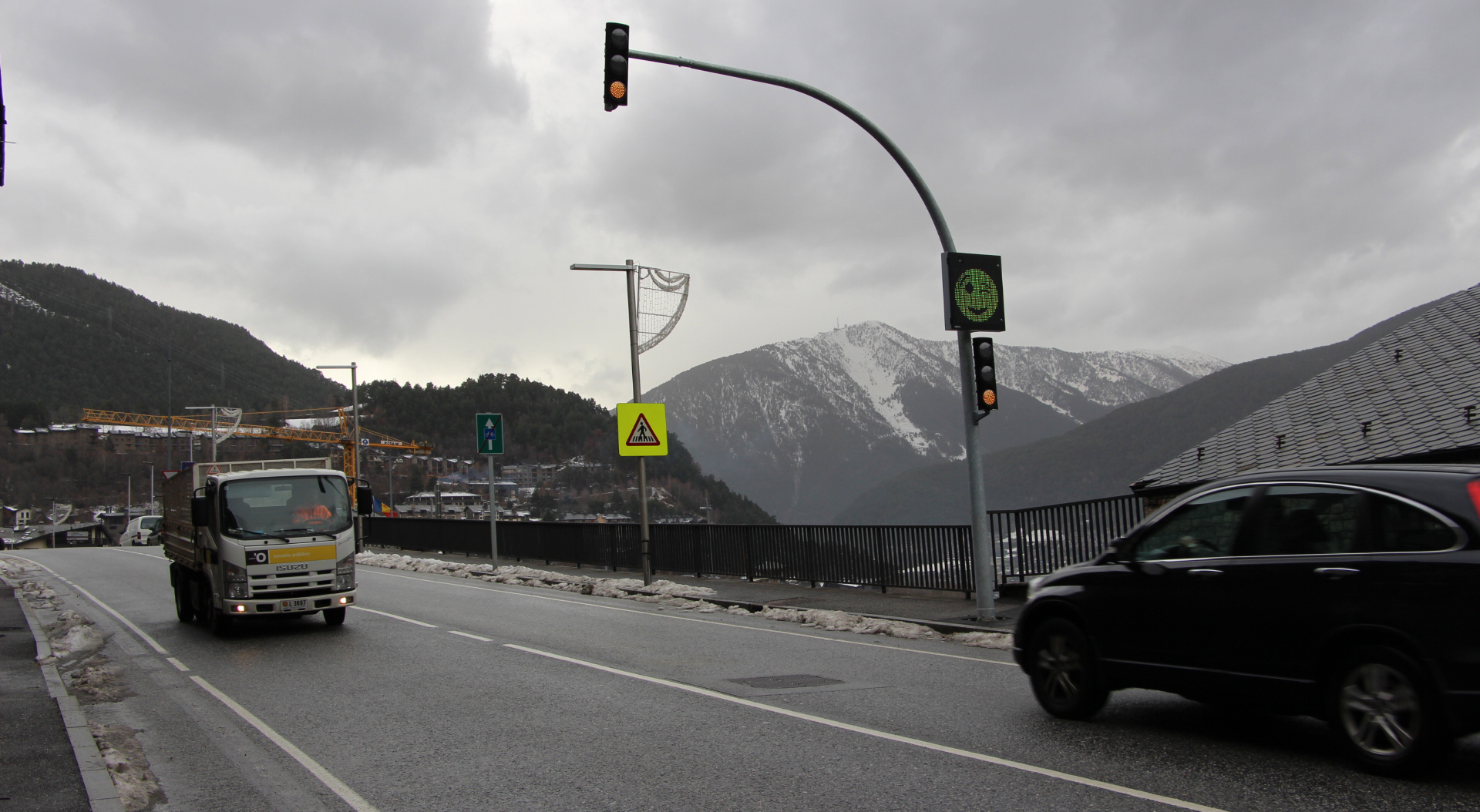 S'instal·len dos semàfors de velocitat a Ordino