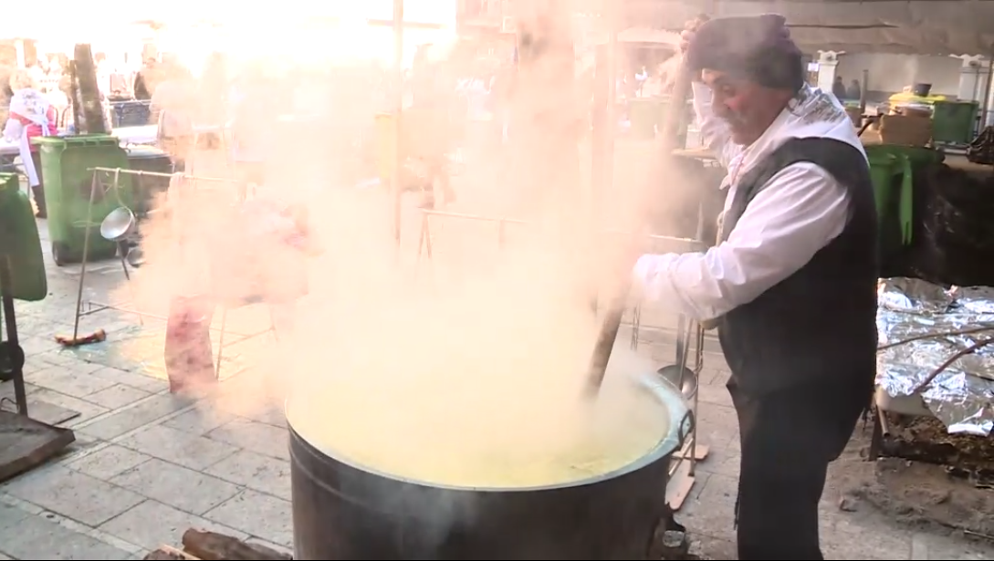 El bon temps acompanya la tradicional escudellada de Sant Antoni