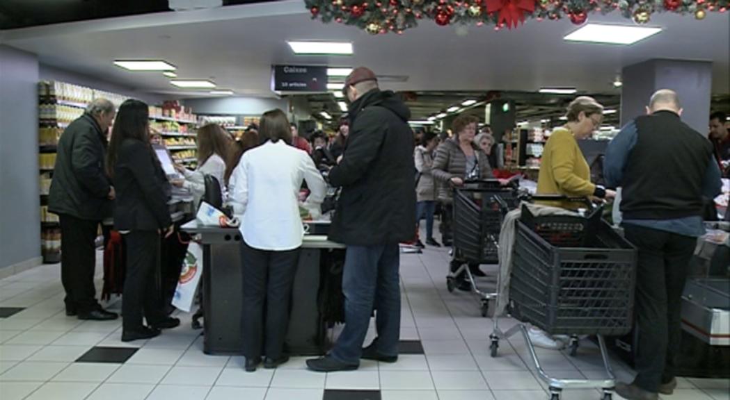 Els supermercats s'omplen de compradors d'última hora per Cap d'Any