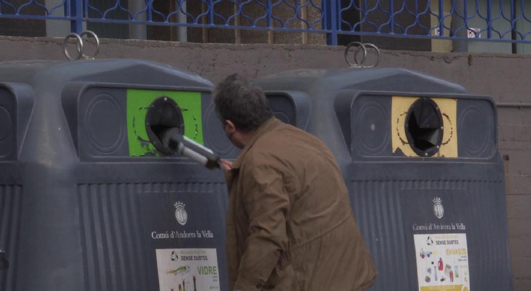 Els supermercats treballen en una màquina per reutilitzar envasos de plàstic