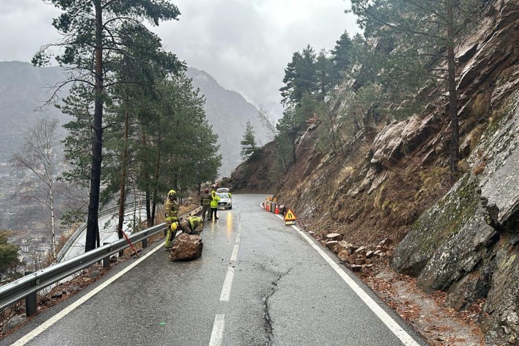 Tallada la carretera de la Comella per una esllavissada