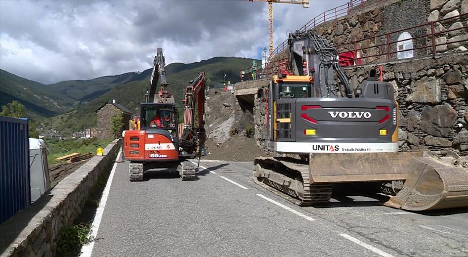 S'allarguen un dia més les obres de la zona de l'esllavissada que