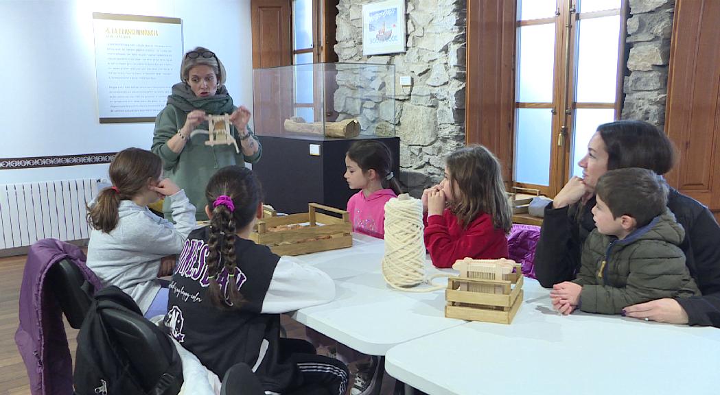 Teixir amb llana, una de les darreres activitats de la Festa de Transhumància