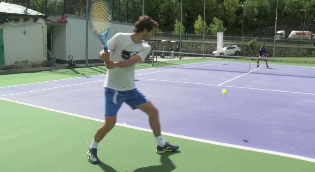 Els tennistes professionals residents tornen a entrenar a les pistes