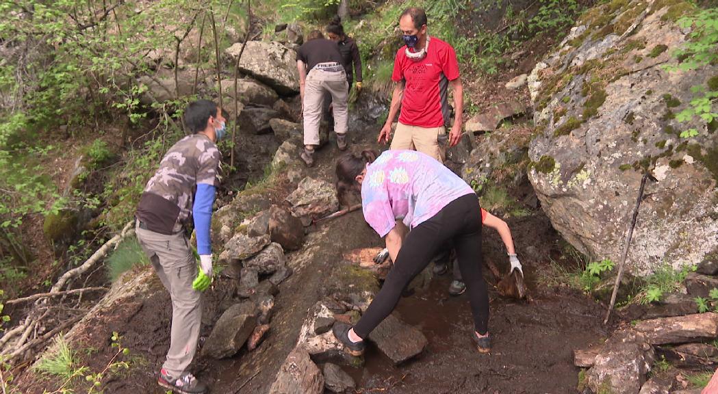 El tercer curs d'artesans de la pedra seca acaba amb 30 metres de mur aixecats i la reconstrucció de barraques