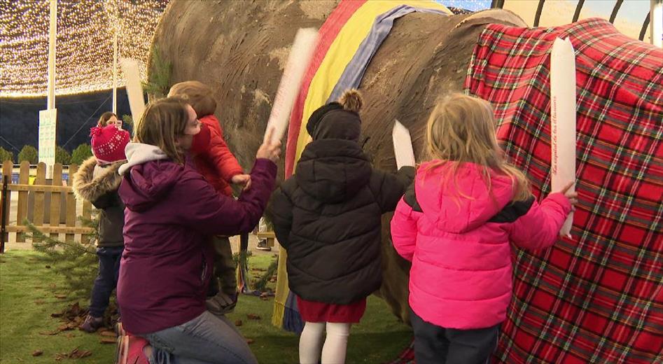 Aquest dilluns alguns infants s'han acostat al Poblet de Nadal pe