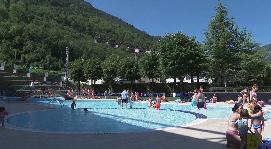 El tobogan de la piscina dels Serradells haurà d'esperar una setmana més