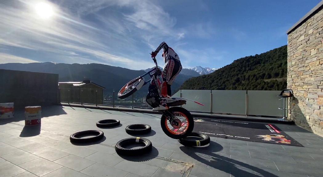 Toni Bou continua entrenant a la terrassa de casa