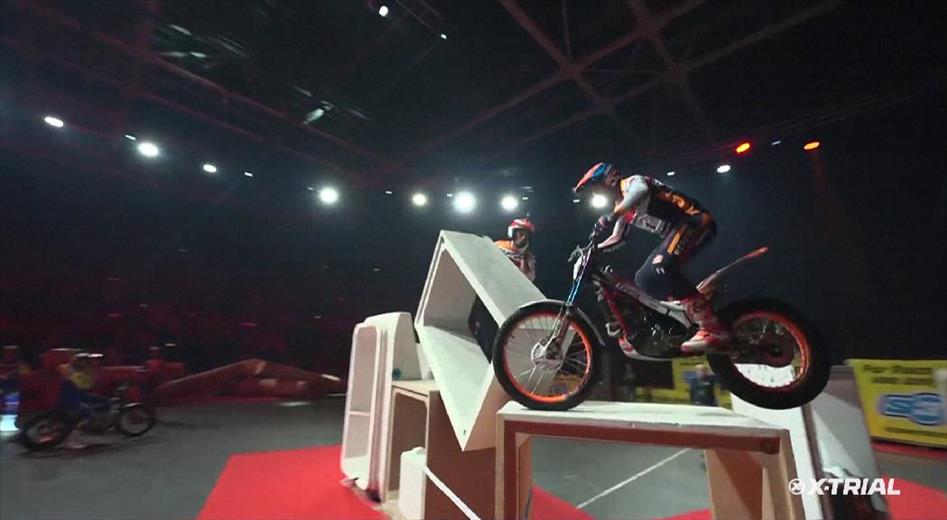 Toni Bou s'imposa en la tercera prova del Mundial indoor disp