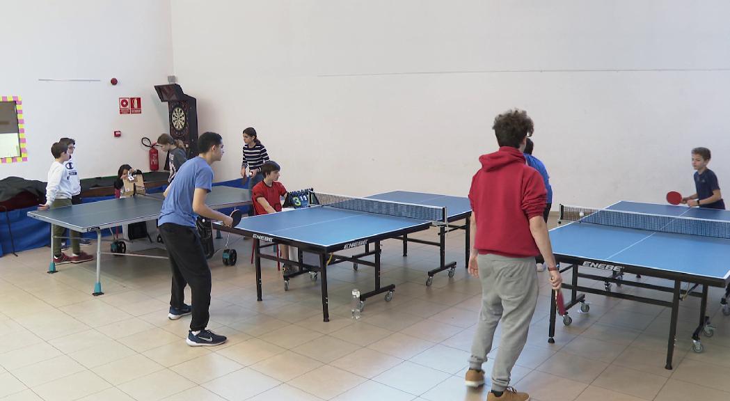 El torneig de tennis taula de Nadal aplega prop d'una vintena de joves