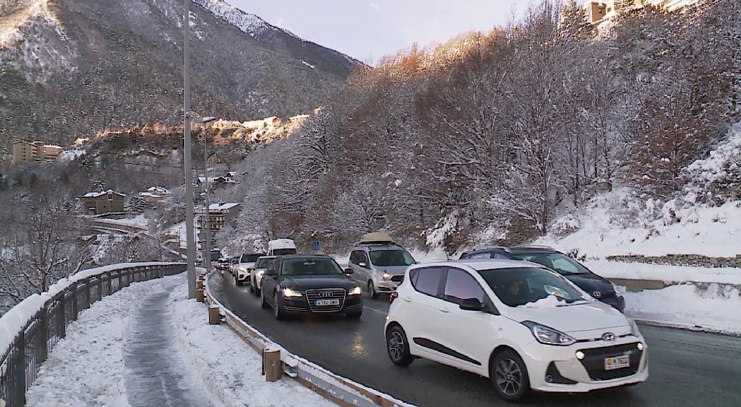 Trànsit lent a primera hora però sense cues rellevants per la nevada